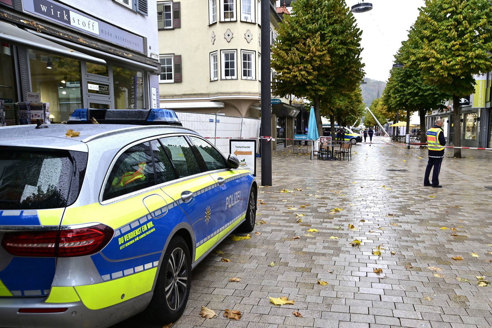 Die Polizei sperrte die Straßen rund um den Tatort weiträumig ab.