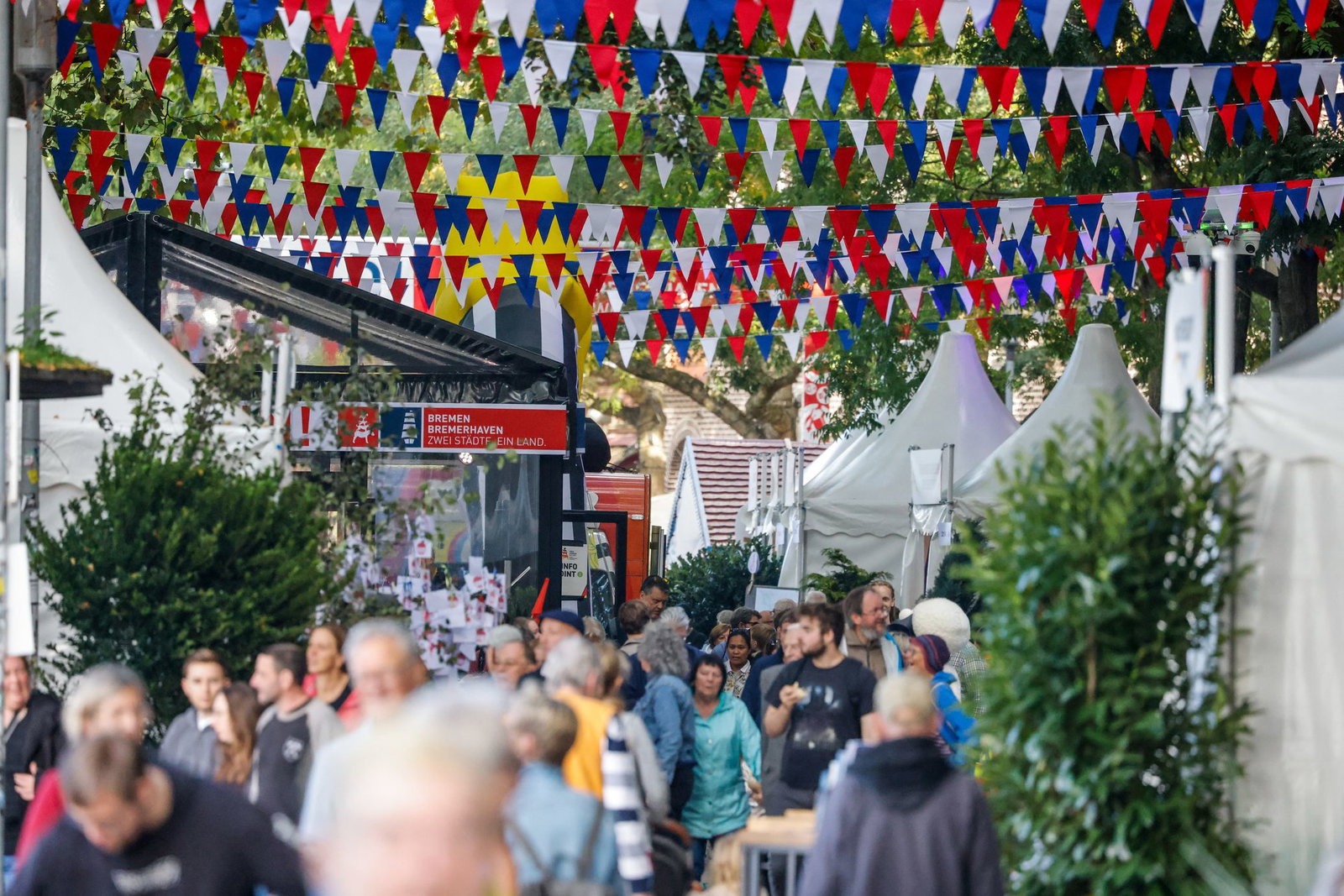 Rund 400.000 Menschen haben am Wochenende Bremen besucht und den Tag der Deutschen Einheit gefeiert. 