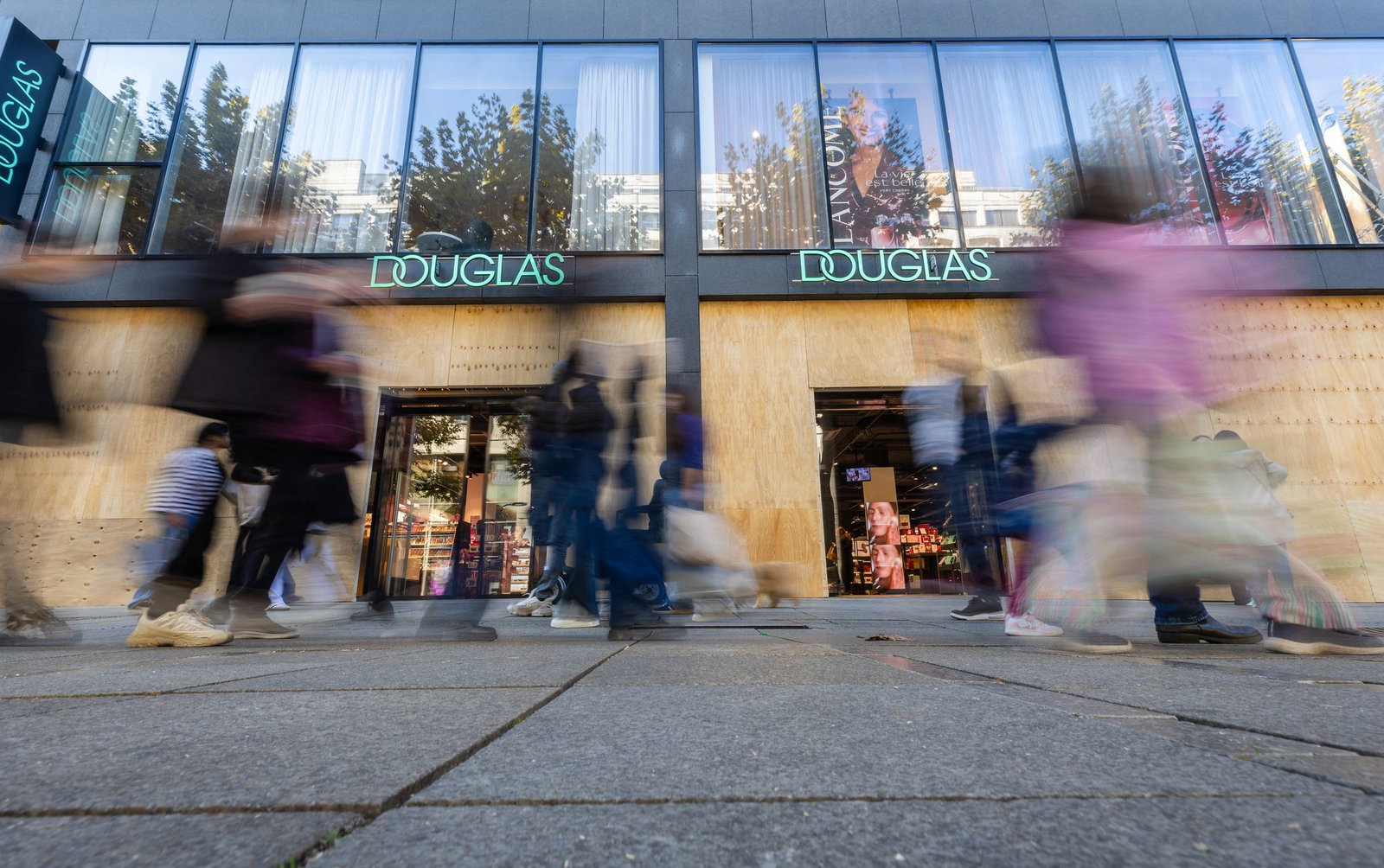 Vor einer Douglas-Filiale wurden Holzwände vor den Schaufenstern befestigt.