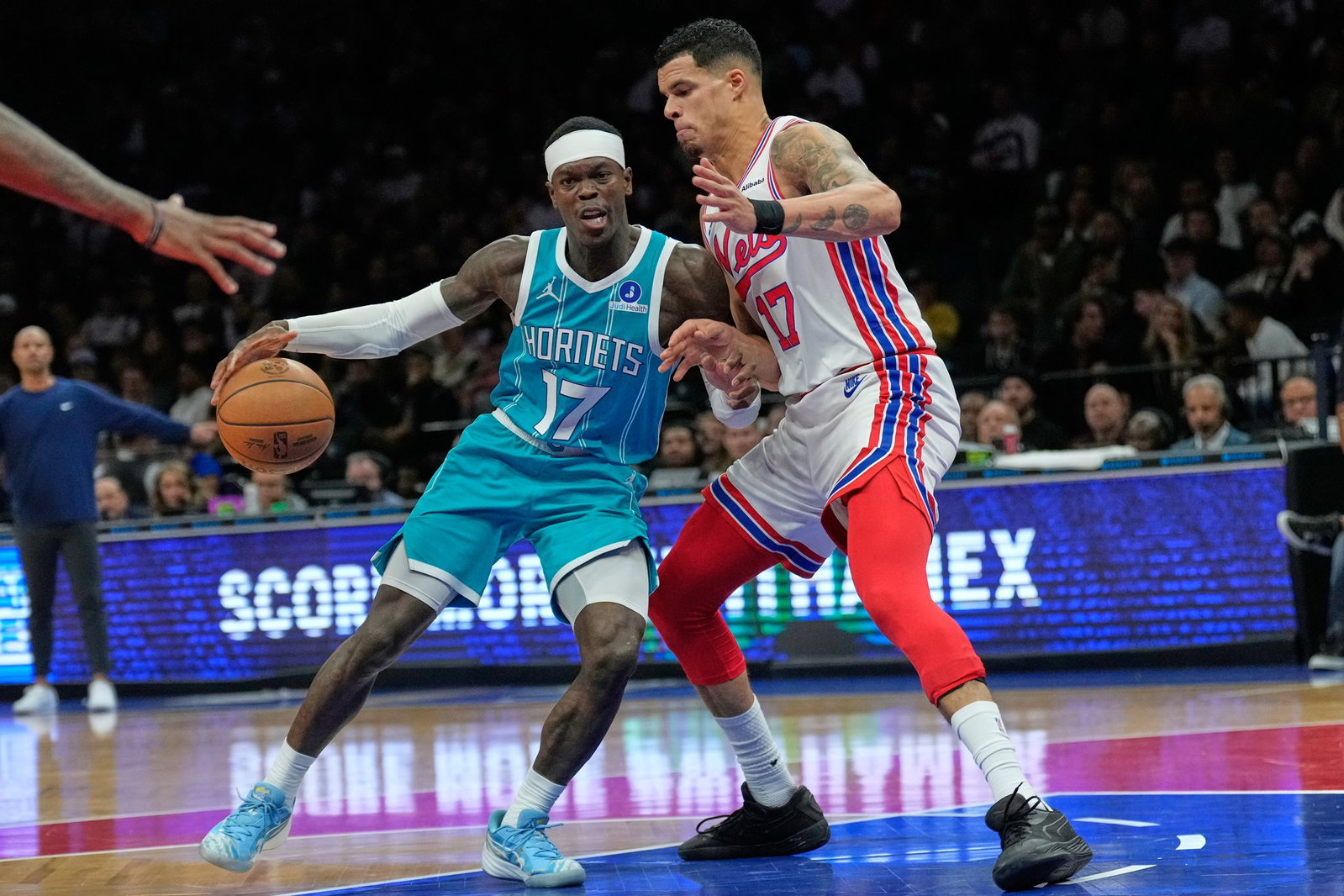 Dennis Schröder (l.) feierte ein erfolgreiches Debüt für sein neues Team.