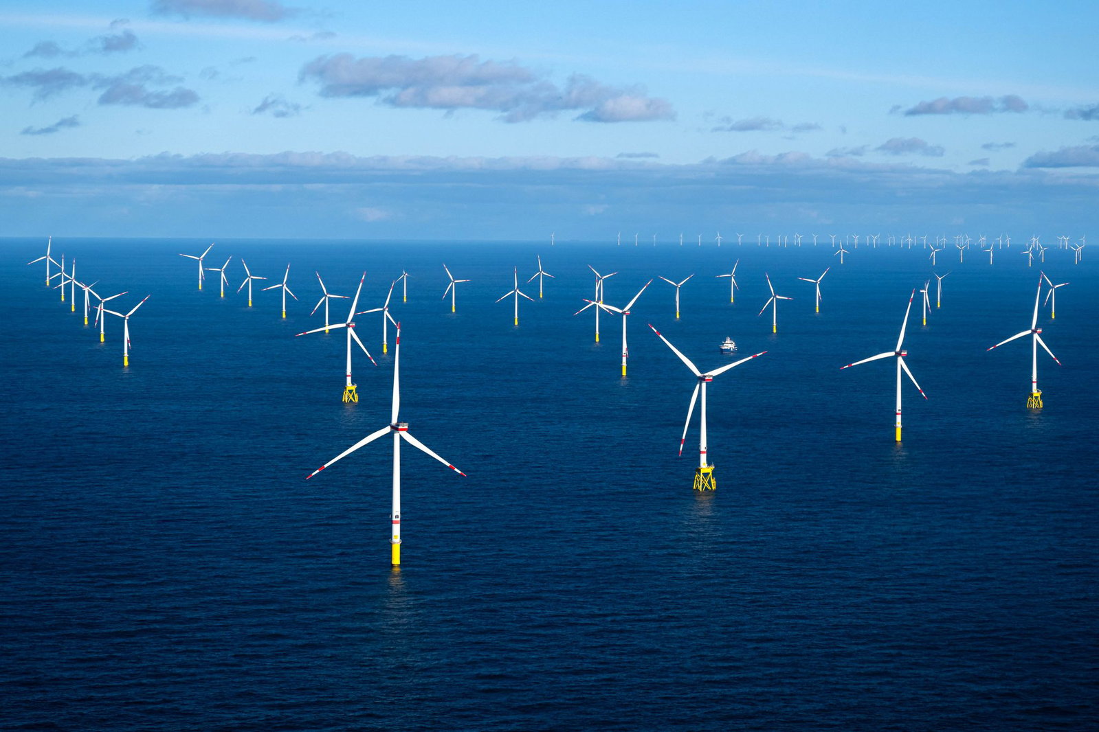 Bundeswirtschaftsministerin Katherina Reiche reagiert auf einen Brandbrief von Ländern zum stockenden Ausbau der Windkraft auf See. 
