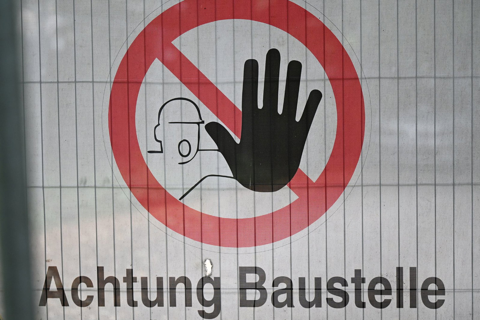 Gefahr auf der Baustelle: Der Lastwagen hat sich selbst in Bewegung gesetzt. (Symbolbild)
