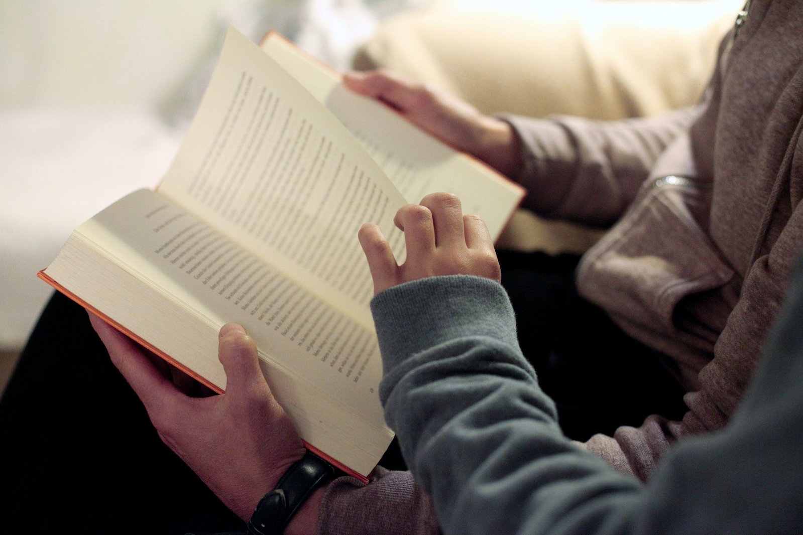 Über das Vorlesen ins Gespräch kommen, auch das trägt zum Spracherwerb bei, sagt die Stiftung Lesen. (Symbolfoto)