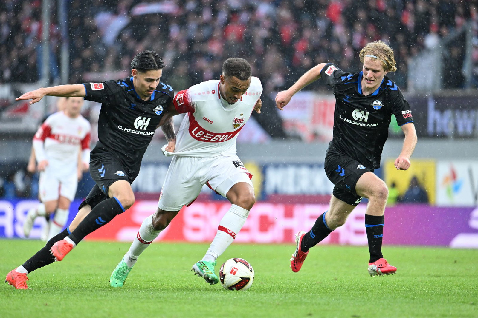 Ab durch die Mitte: Leweling beschleunigt das VfB-Spiel oft mit schnellen Sprints. (Archivbild)