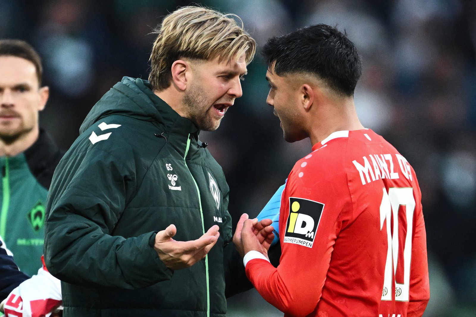 Lieferten sich nach dem Abpfiff ein hitziges Wortgefecht: Nadiem Amiri (r) und Niclas Füllkrug (l). 