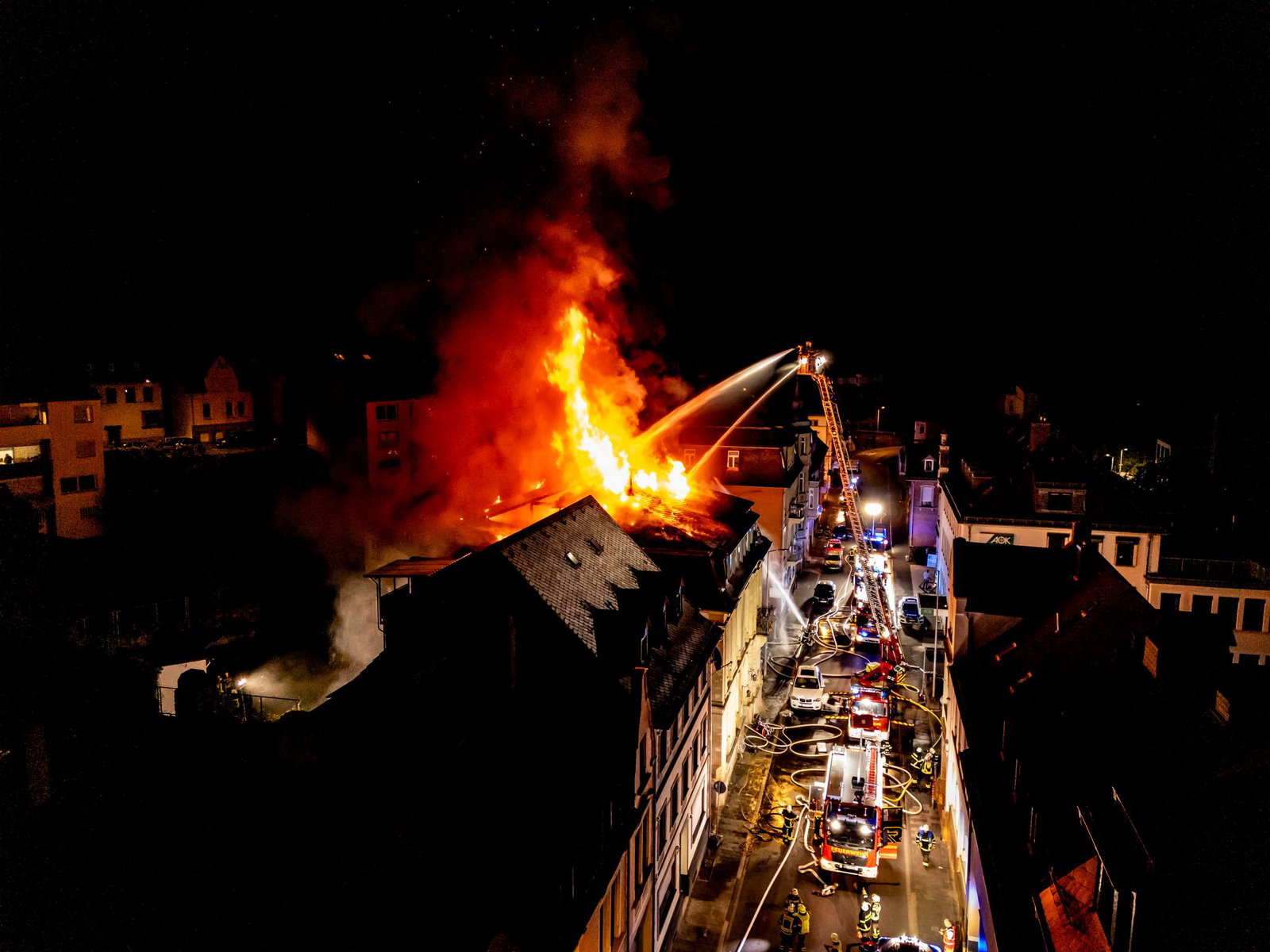 In der Nacht kam es zu einem Dachstuhlbrand in der Hauptstraße in Idar-Oberstein.