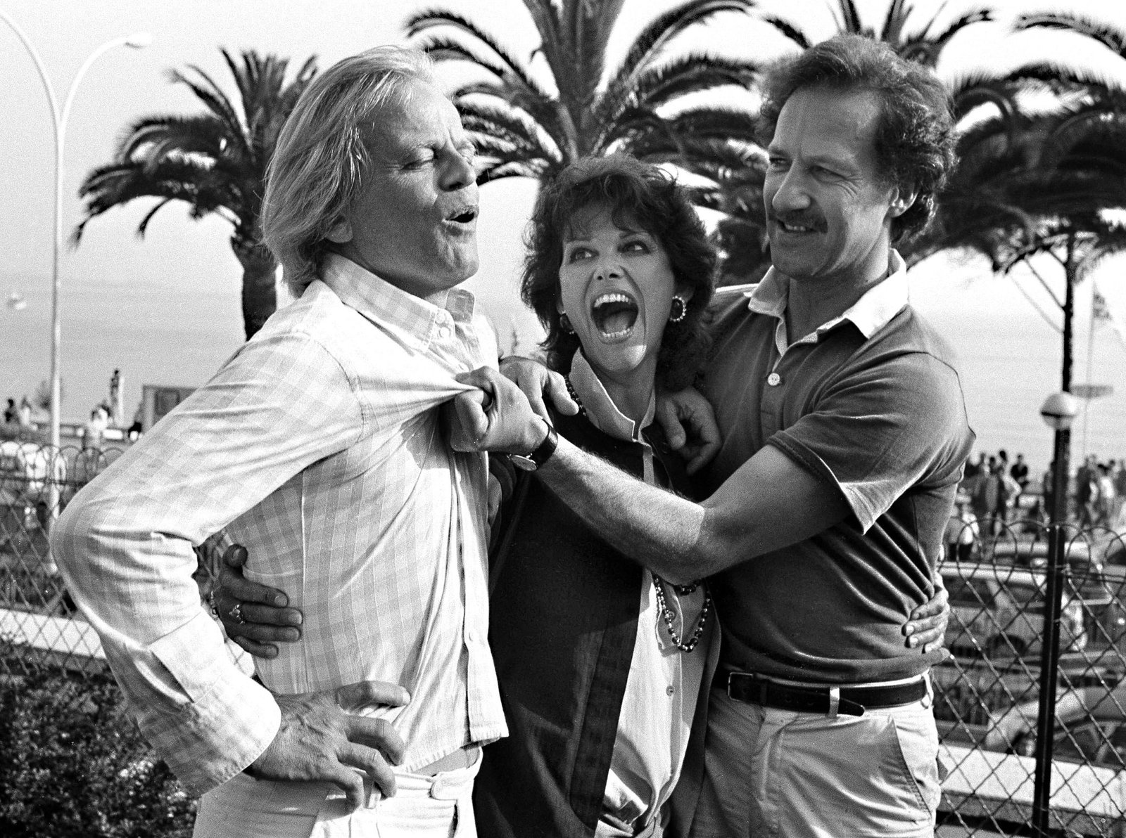 Nicht immer ging es harmonisch zwischen Kinski (l) und Regisseur Werner Herzog (r) zu. In der Mitte: Claudia Cardinale. (Archivbild)