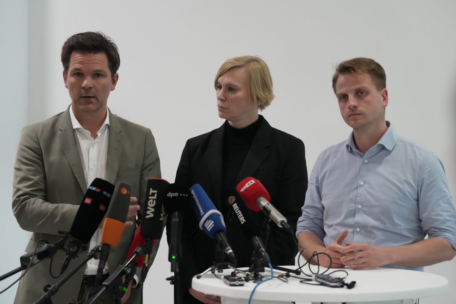 Den Sondierungsstand erläuterten in Berlin am Freitag Steffen Krach von der SPD, Nina Stahr von den Grünen und Maximilian Schirmer von der Linke.
