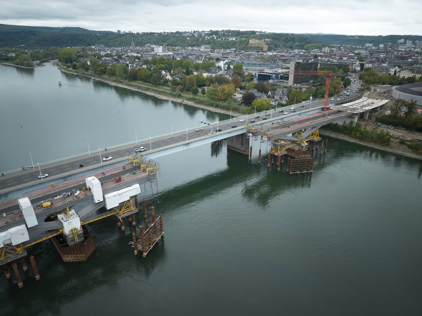 Das mittlere Segment der Pfaffendorfer Brücke fehlt noch.