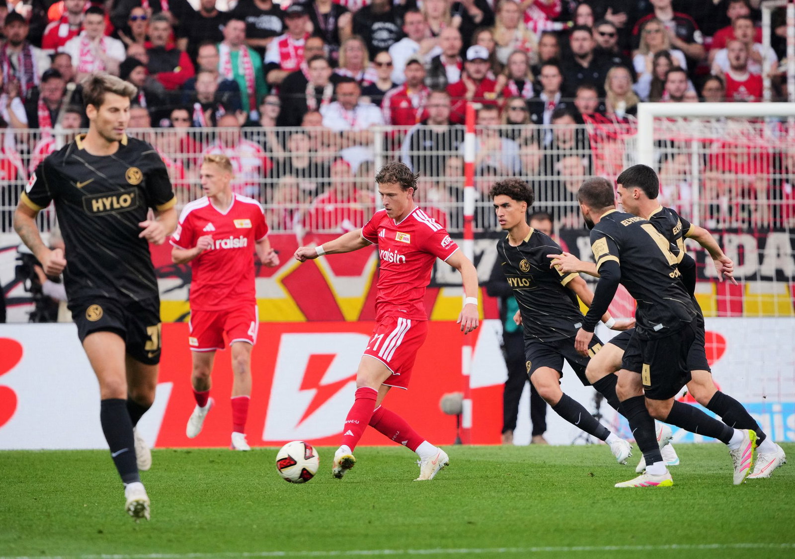 Skarke (M) stand erstmals in der Startelf.