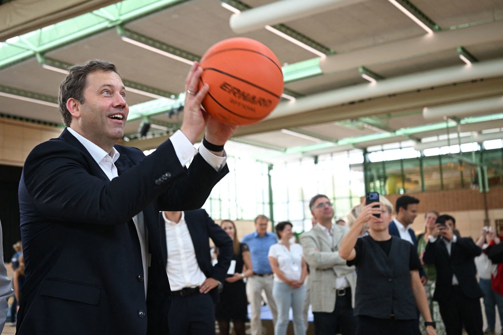 Klingbeil besucht eine Sporthalle, die mit Bundesgeld saniert wird. (Archivbild)