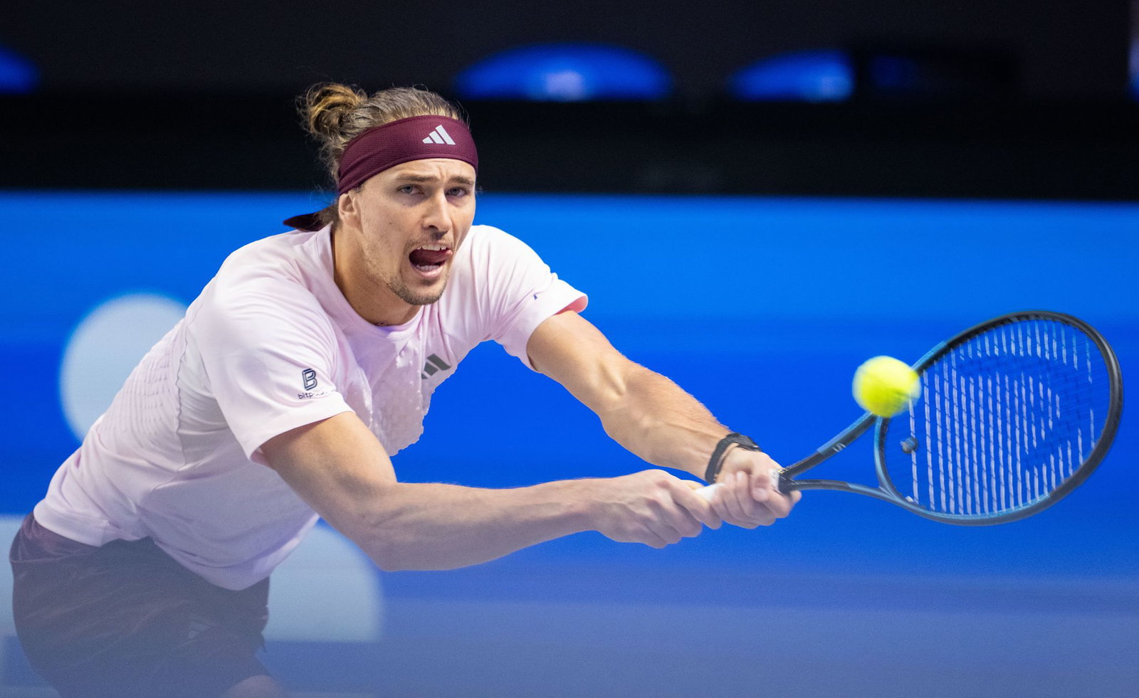 Tennisprofi Alexander Zverev zieht mühelos ins Halbfinale in Wien ein.