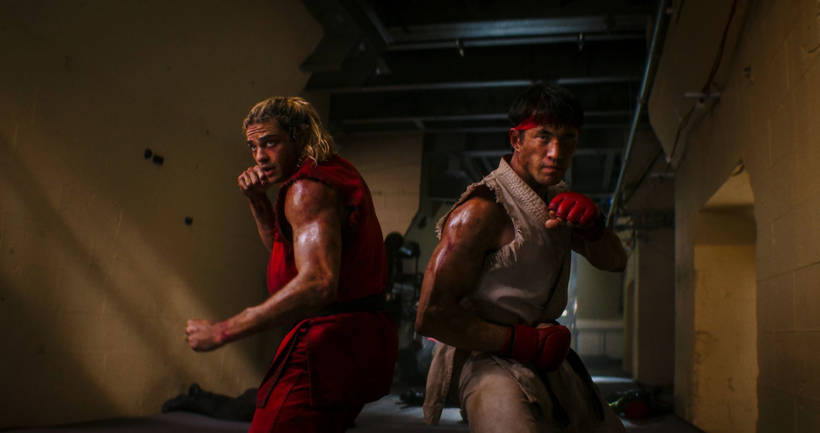 Noah Centineo (l) spielt Ken Masters und Andrew Koji Ryu. 