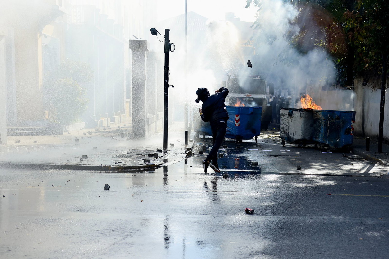 Bei den Protesten in Tirana gab es chaotische Szenen. 