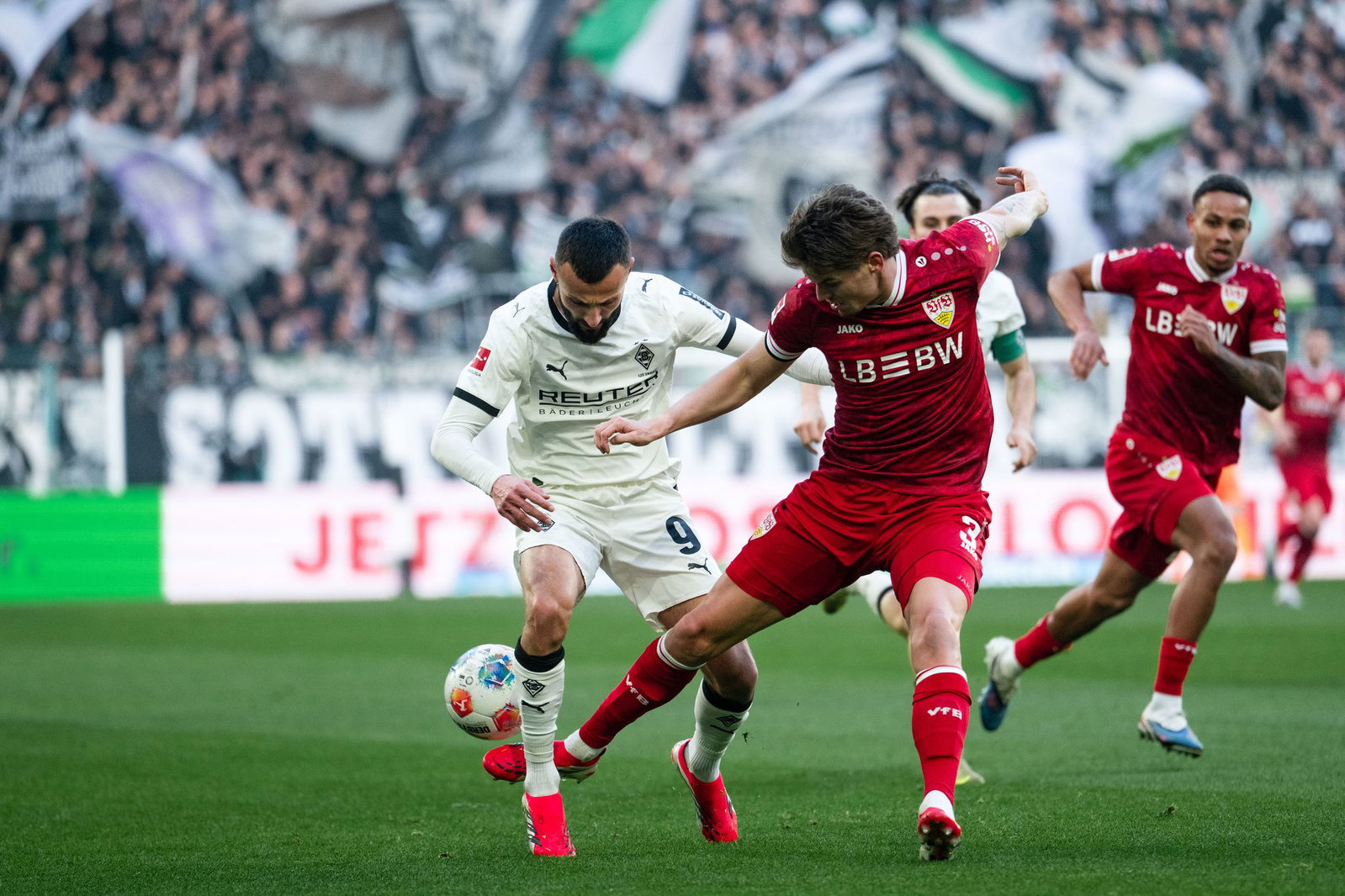 Im vergangenen Januar gewann Verteidiger Hendriks (r) mit dem VfB Stuttgart 3:0 in Mönchengladbach. (Archivbild)