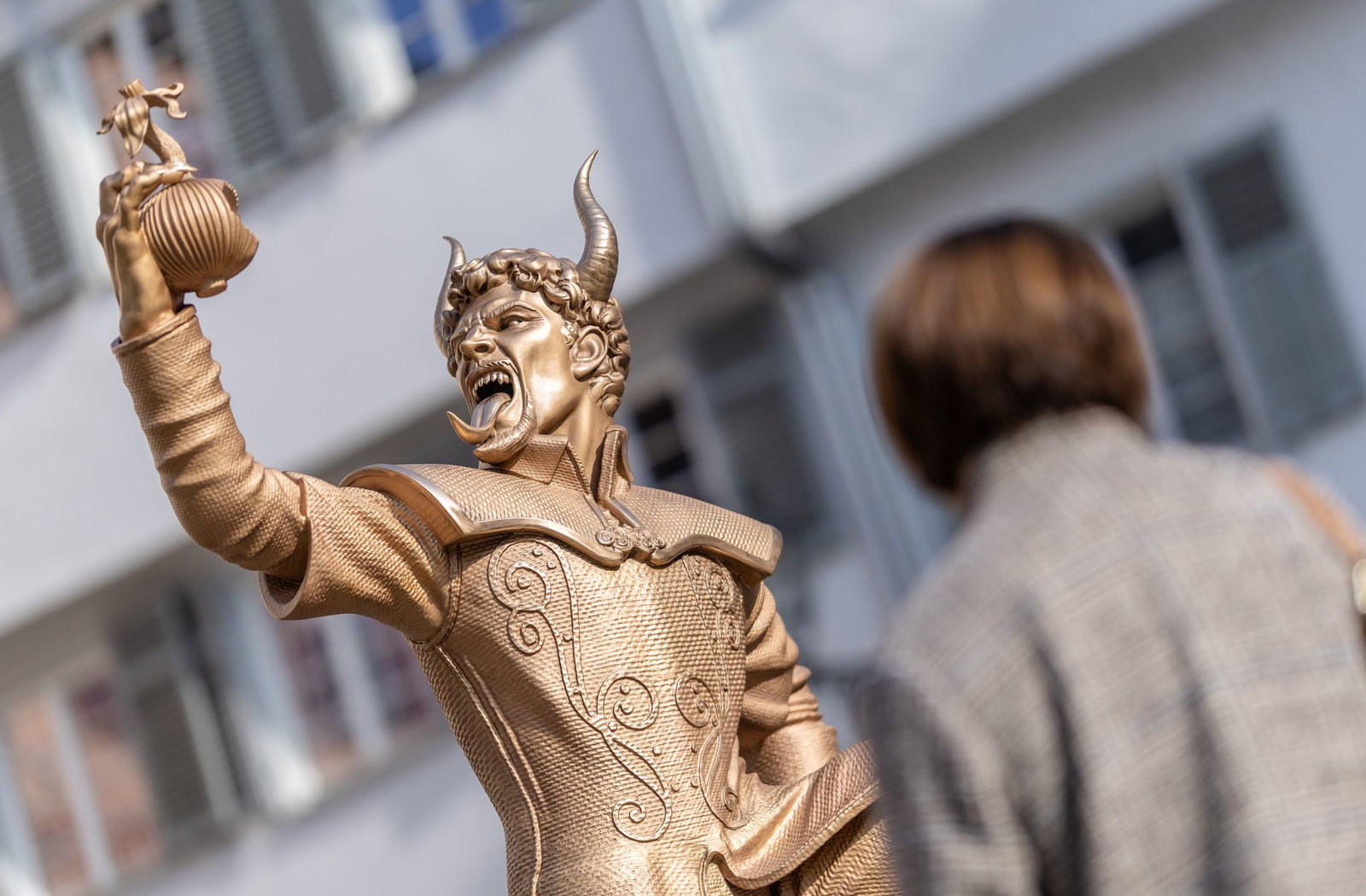 Die umstrittene Figur soll laut Stadt an Ort und Stelle vor dem Rathaus stehen bleiben. 