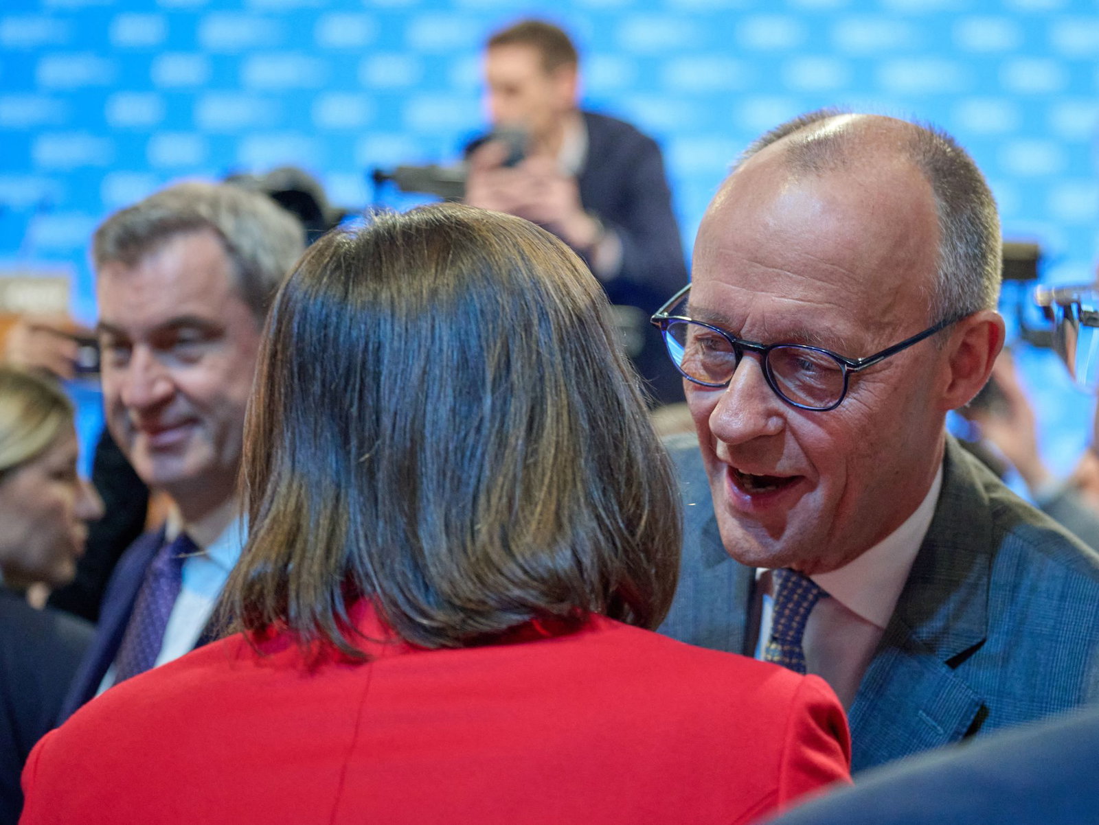 Friedrich Merz begrüßt Ilse Aigner mit Wangenküsschen.