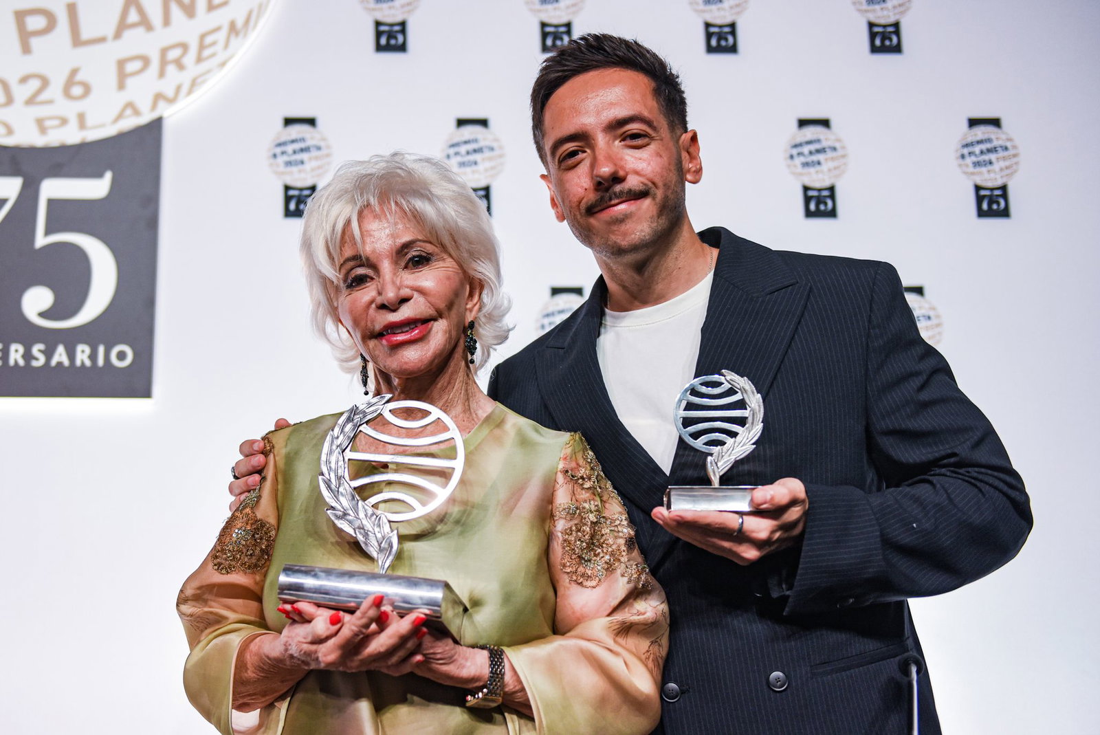 Die chilenische Bestsellerautorin Allende («Das Geisterhaus») und der Maga-Autor Sergio Hernández bei der Preisverleihung der 75. Planeta-Preise in Barcelona.