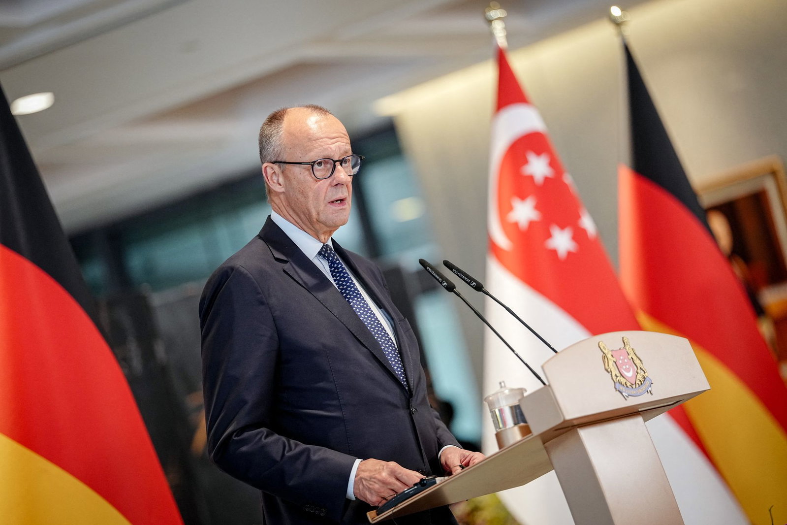 Bundeskanzler Friedrich Merz (CDU) wirbt bei einem Besuch in Singapur für einen Ausbau der Handelsbeziehungen. 