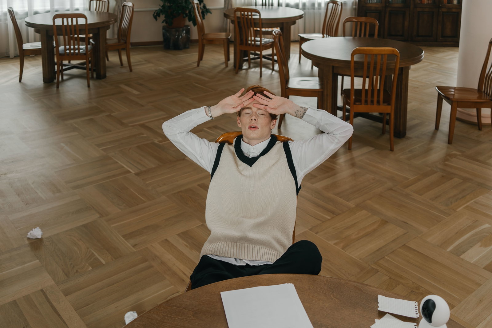 Student fasst sich vor Verzweiflung beim Lernen an den Kopf.
