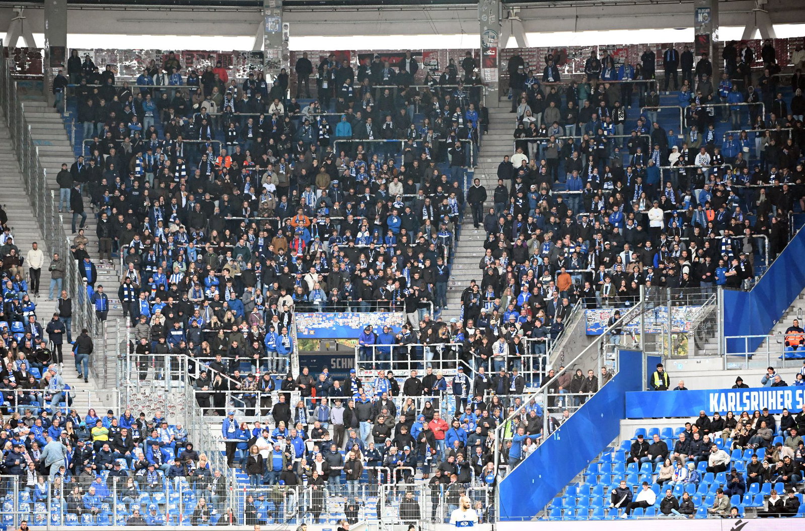 Stellten aus Protest den Support ein: Lilien-Fans in Karlsruhe. 