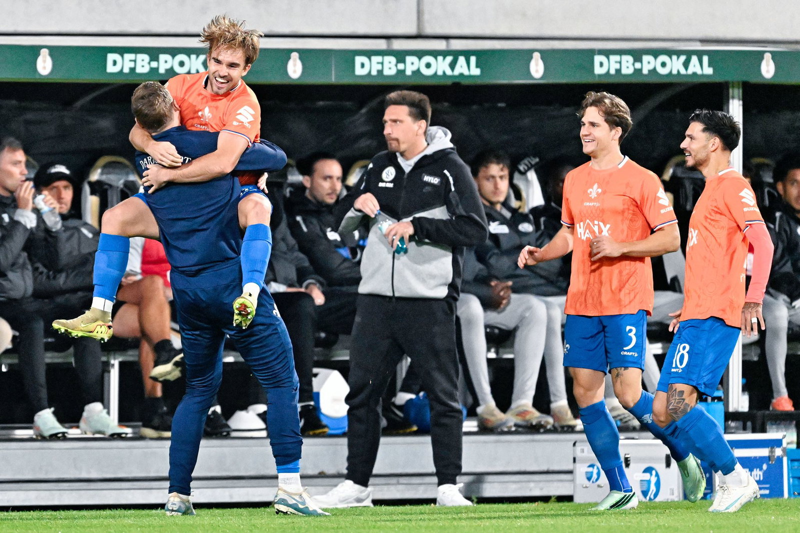 Der eingewechselte Lars Kehl feiert seinen Treffer mit Trainer Kohfeldt.