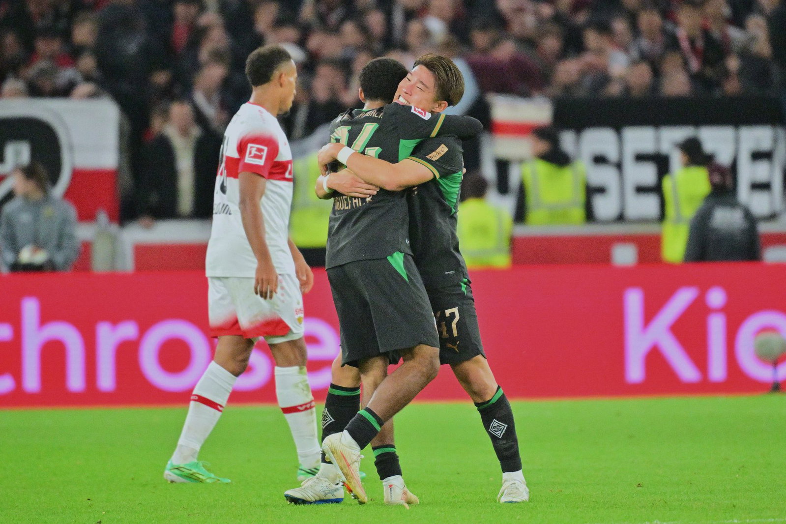 Große Erleichterung: Die Spieler von Borussia Mönchengladbach jubeln über den ersten Saisonsieg.