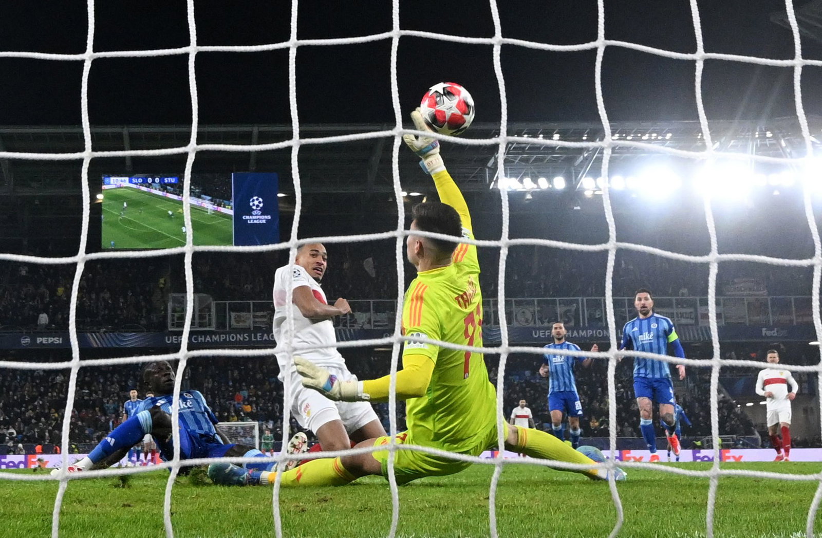 Im Januar 2025 erzielte VfB-Stürmer Leweling (l) zwei Tore zum 3:1-Sieg in Bratislava. (Archivbild)
