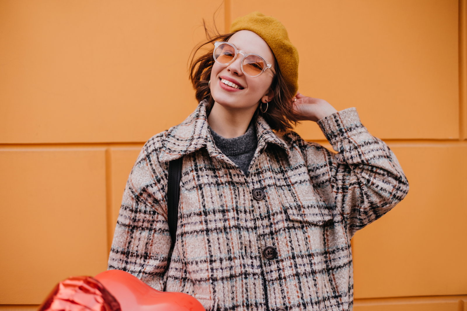 Frau mit Mütze und Jacke und Sonnenbrille im Herbstlook
