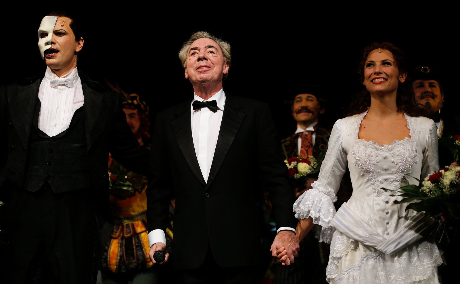 Andrew Lloyd Webber im November 2013 in Hamburg mit den damaligen Hauptdarstellern Mathias Edenborn (das Phantom) und Valerie Link (Christine). (Archivbild)