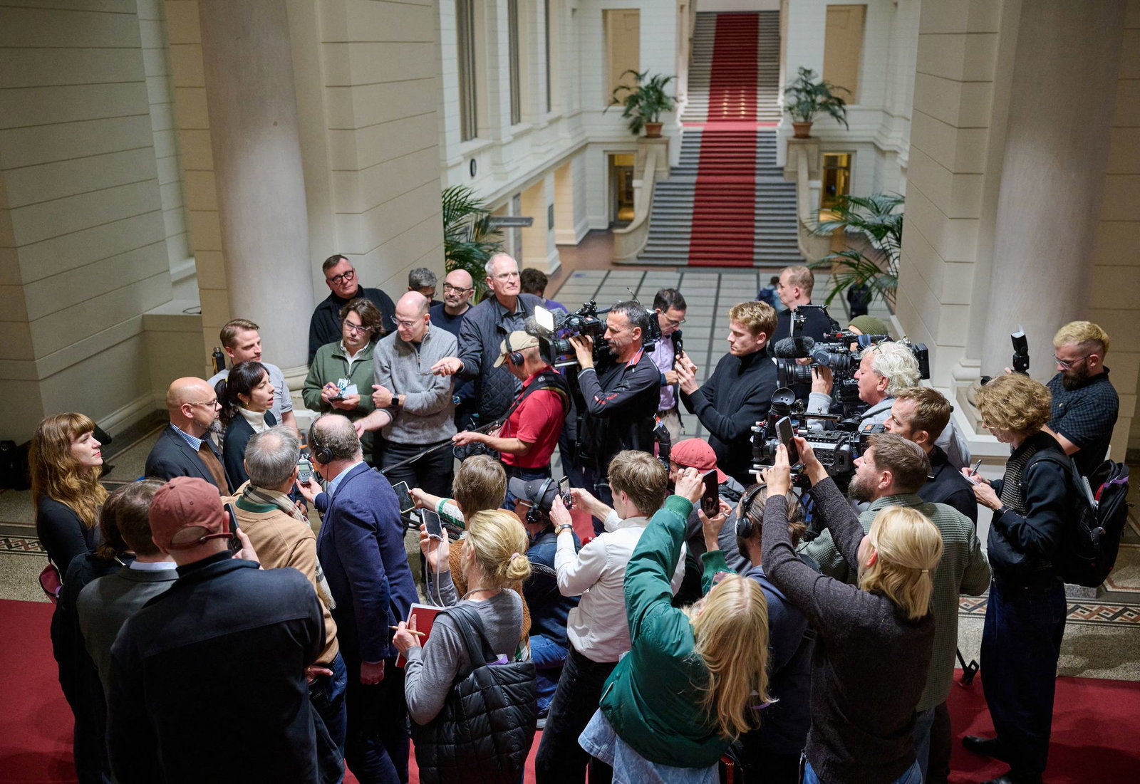 Bei der Fraktionssitzung der Linken herrscht großer Andrang von Medienvertretern.    