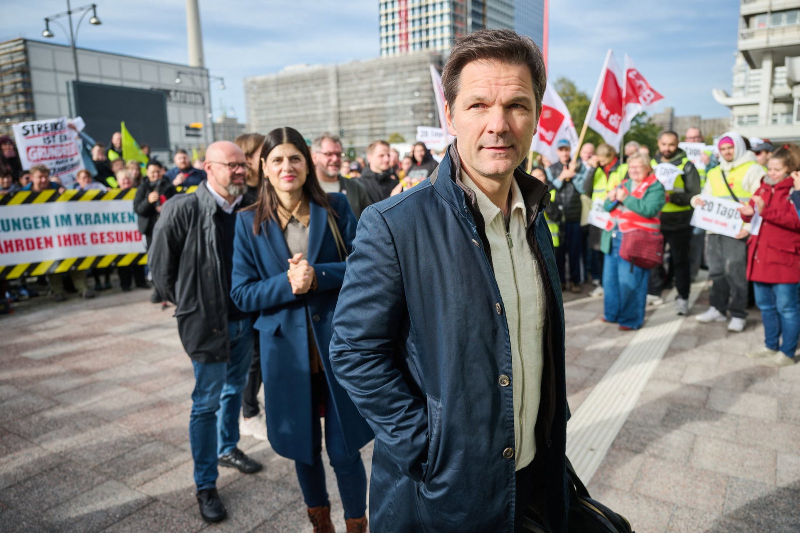 Steffen Krach (SPD) ist heute Fraktionsvorsitzender der SPD-Fraktion im Berliner Abgeordnetenhaus und steht vor dem Beginn der Sondierungsgespräche für eine Regierungsbildung aus Linken, Grünen und SPD. Die Vorwürfe trafen ihn kurz vor der Wahl zur Unzei…