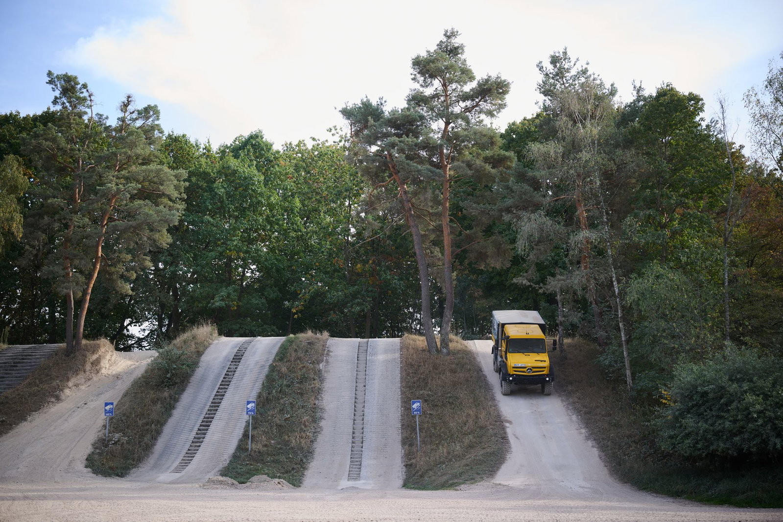 Unimog auf dem Testgelände in Ötigheim. 