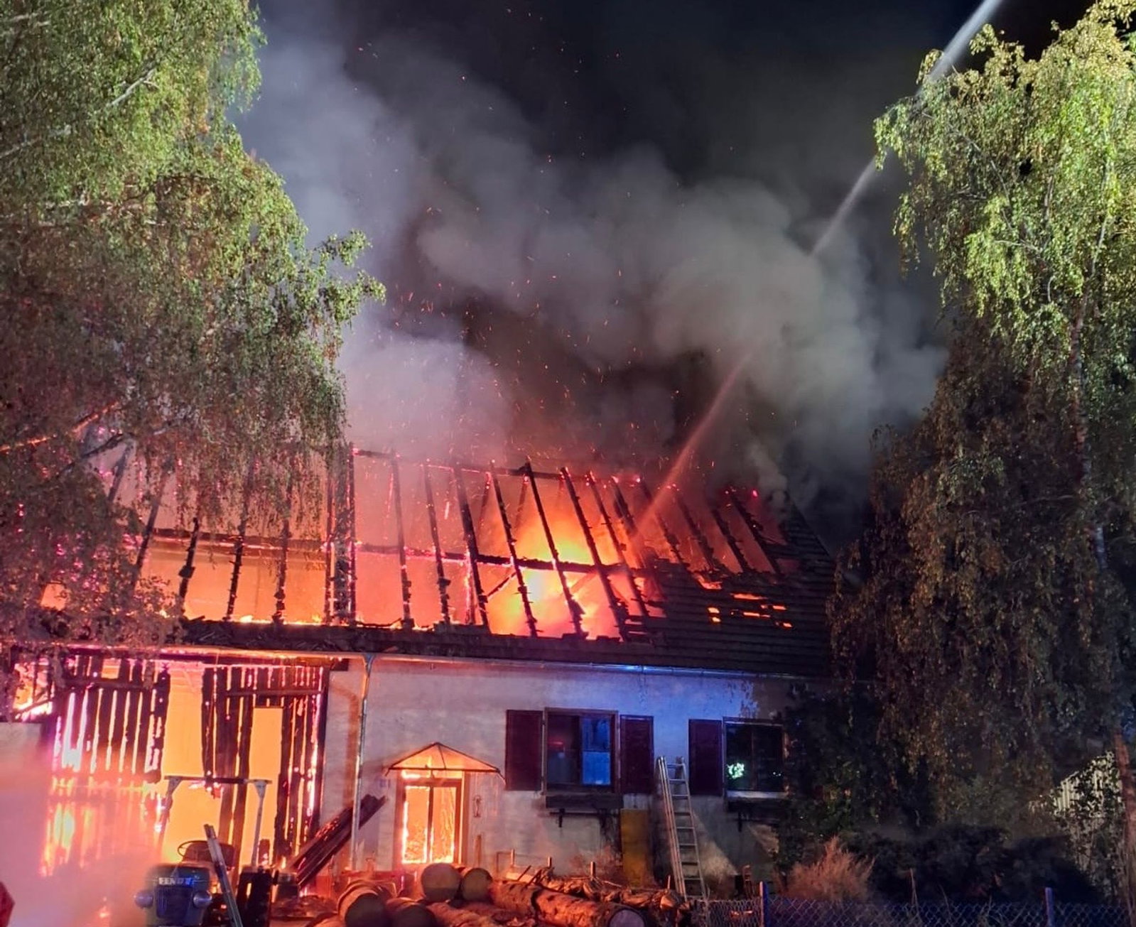 Das Haus ist nach dem Feuer unbewohnbar. 