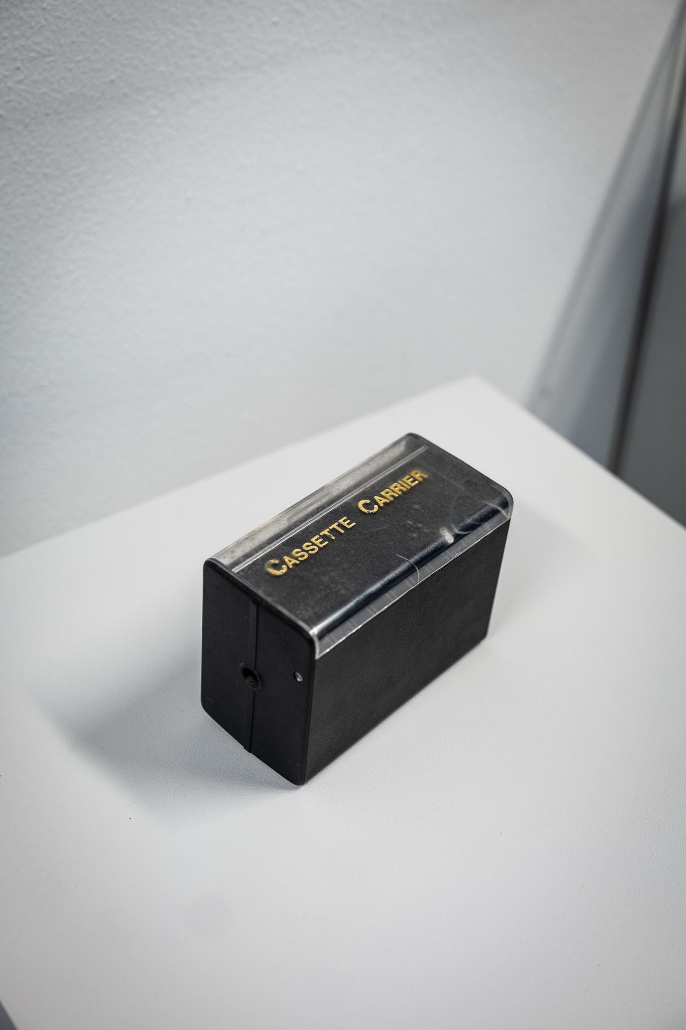In dieser Kassettenbox bewahrte ein türkisches Ehepaar sogenannte Hörbriefe auf, die ihre zunächst in der Türkei bei Verwandten zurückgebliebene Tochter für sie eingesprochen hatte. 