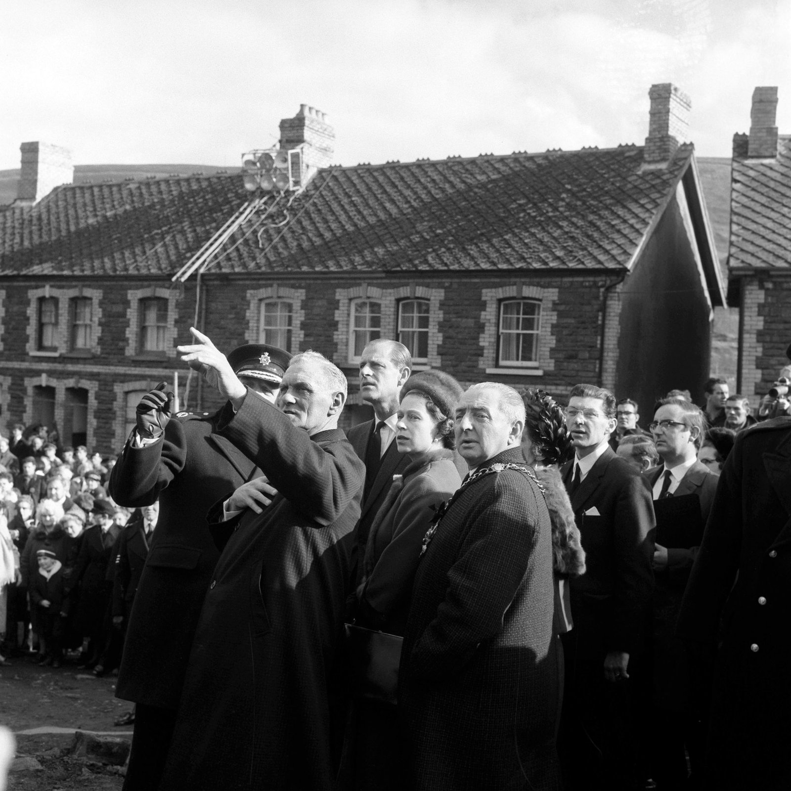 Acht Tage nach der Katastrophe besuchte die Queen das Dorf. (Archivbild)