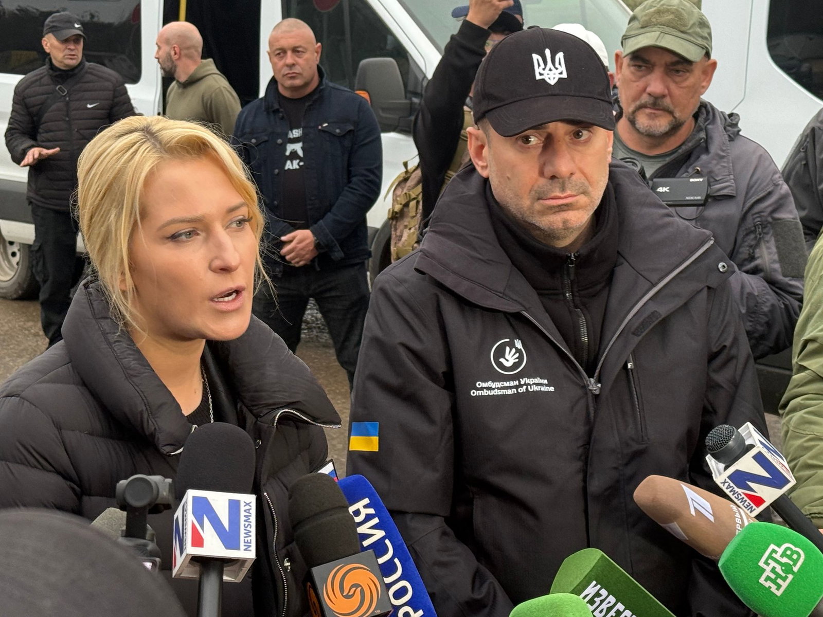 Die Menschenrechtsbeauftragten von Russland, Jana Lantratowa (l), und der Ukraine, Dmytro Lubinez (M, schwarze Kappe), können sich auch künftig weitere gemeinsame Hilfsaktionen vorstellen.
