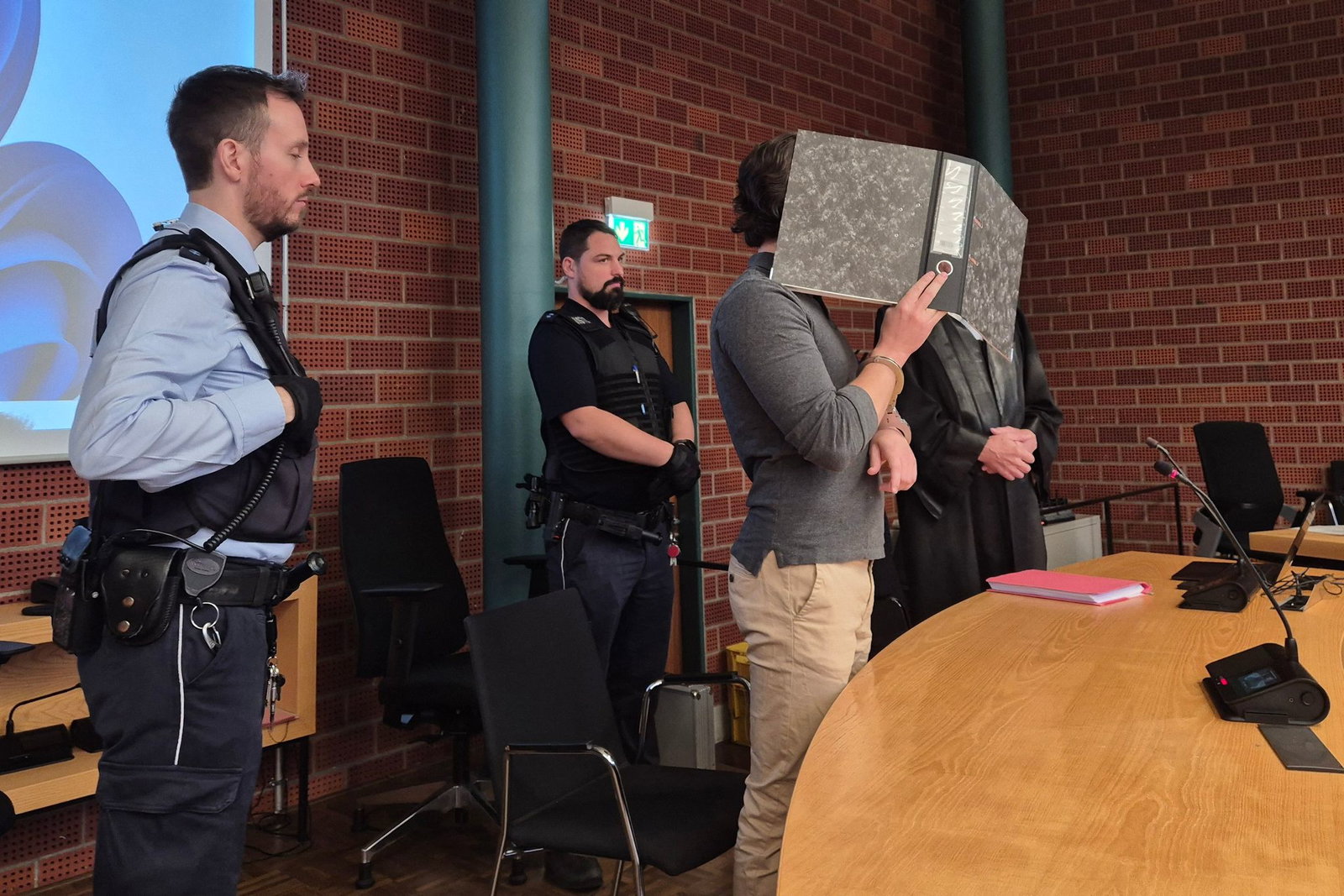 Der 28-Jährige steht unter anderem wegen gefährlicher Körperverletzung vor Gericht. (Archivfoto) 
