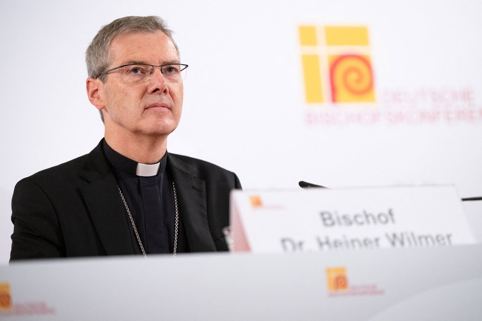 Der Vorsitzende der Bischofskonferenz, Heiner Wilmer, verweist auf Menschenwürde, Nächstenliebe und demokratische Kultur als Antwort der Kirche.