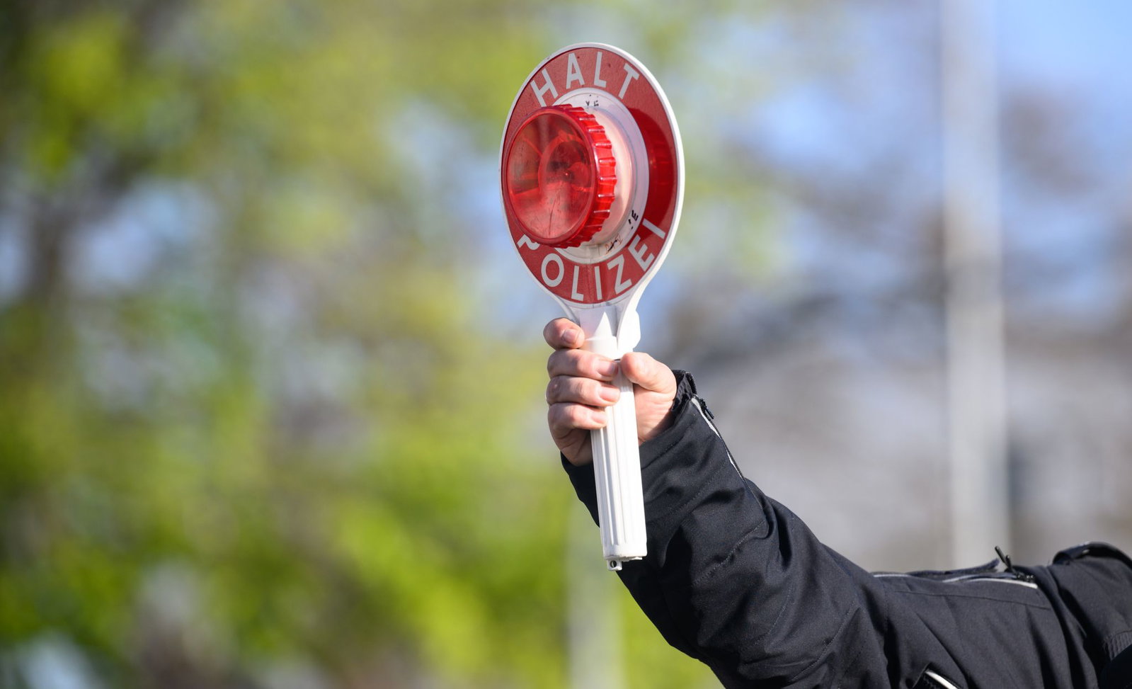 Polizisten stoppten in Sigmaringen einen VW Golf, in dem drei Erwachsene und fünf Kinder ohne Sicherheitsgurte unterwegs waren. (Symbolbild)