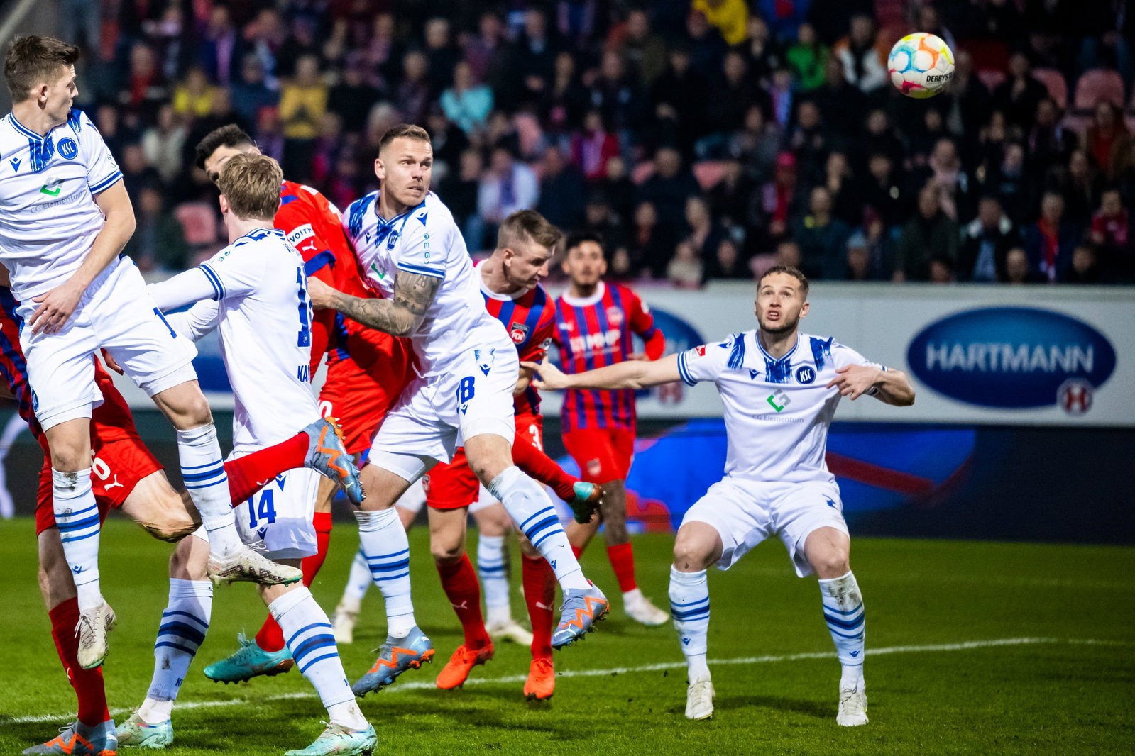 Blau-Weiß gegen Blau-Rot: Am Samstag kommt es zum Baden-Württemberg-Duell zwischen dem KSC und Heidenheim. (Archivbild)