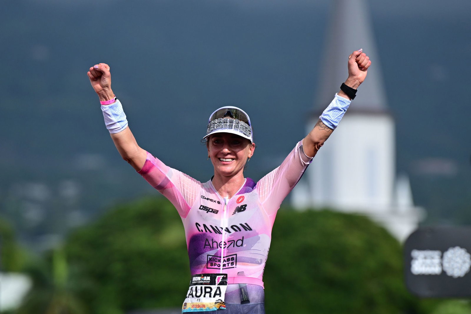 Laura Philipp jubelt über ihren zweiten Platz auf Hawaii.