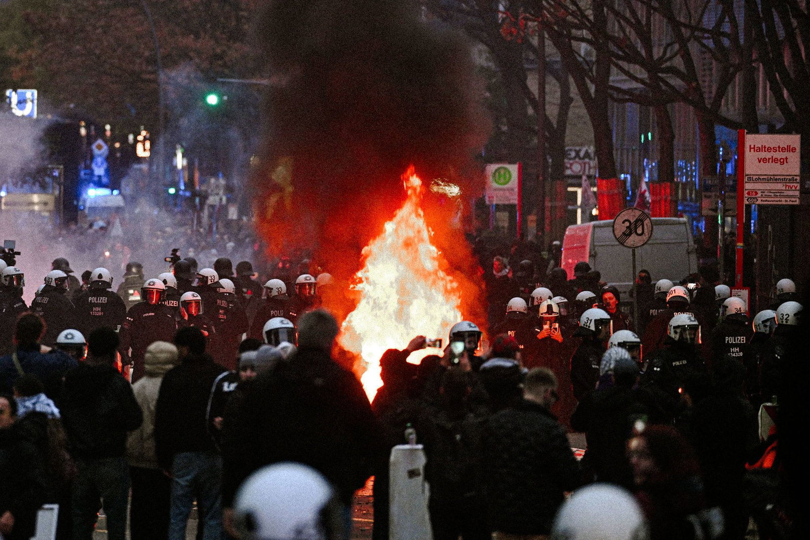 Demonstranten in Hamburg zünden Barrikaden an. 