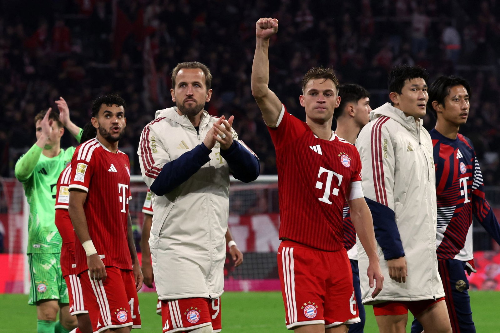 Joshua Kimmich reckt die Faust nach oben und freut sich über den Bayern-Auftritt. 