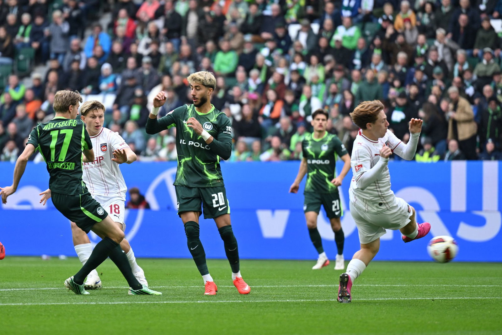 Wolfsburgs Alexander Bernhardsson (Nr. 17) erzielt nach 34 Sekunden das bislang schnellste Tor der Zweitliga-Saison.