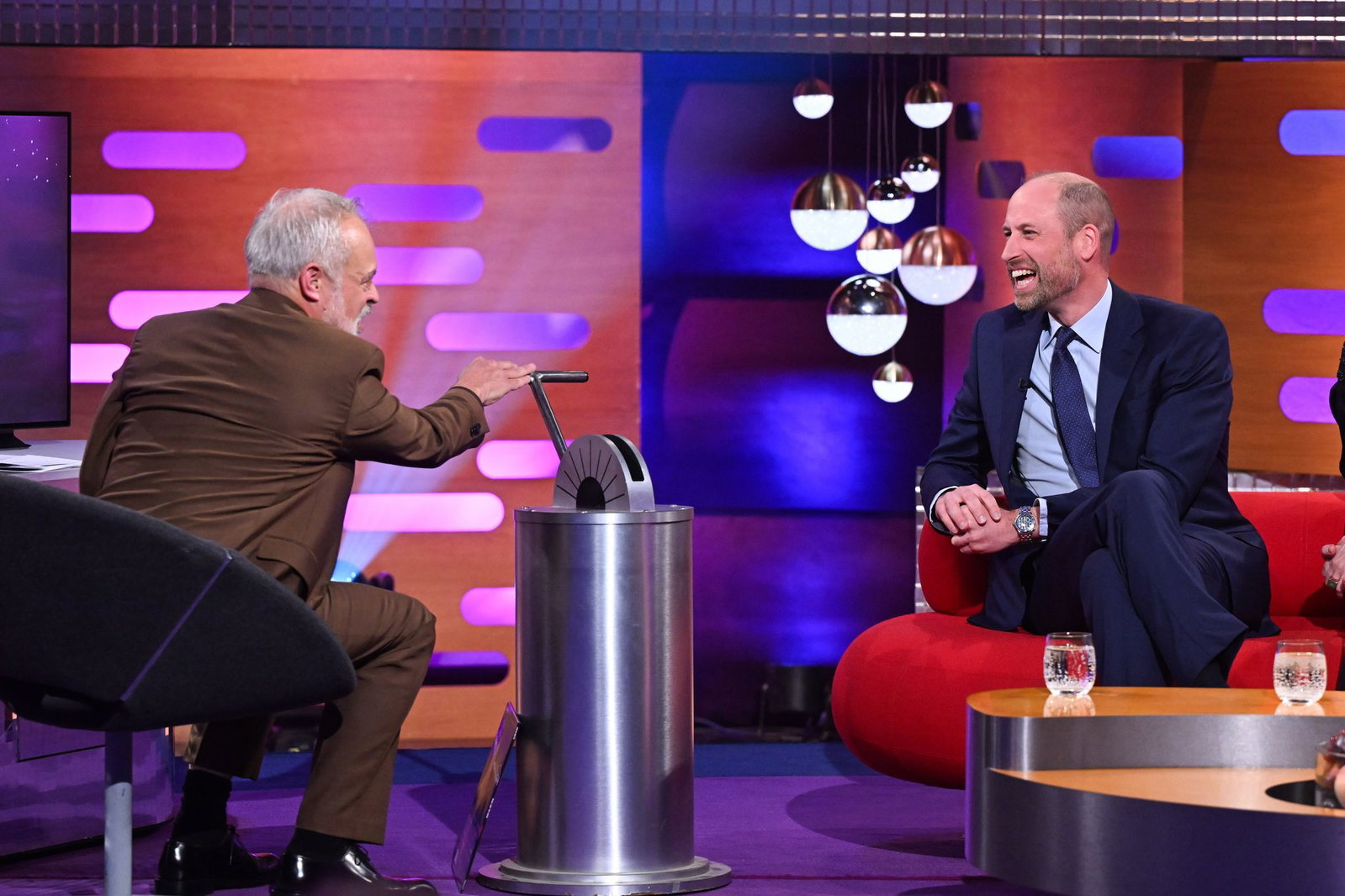 Prinz William (rechts) erzählt Gastgeber Graham Norton (links) von seinen alternativen Berufswünschen. (Handout)