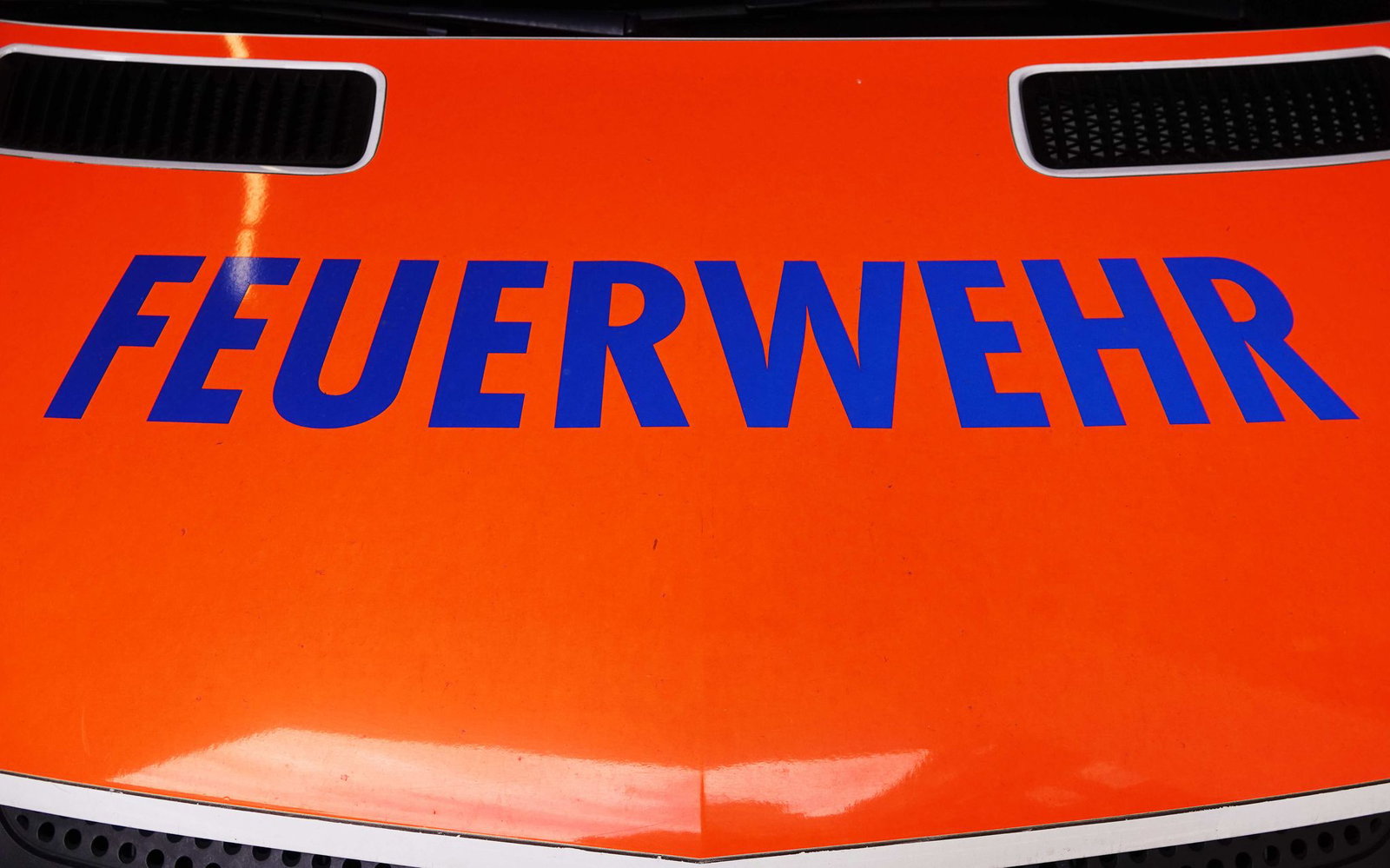 Über 30 Fahrzeuge der Feuerwehr sind vor Ort. (Symbolbild)