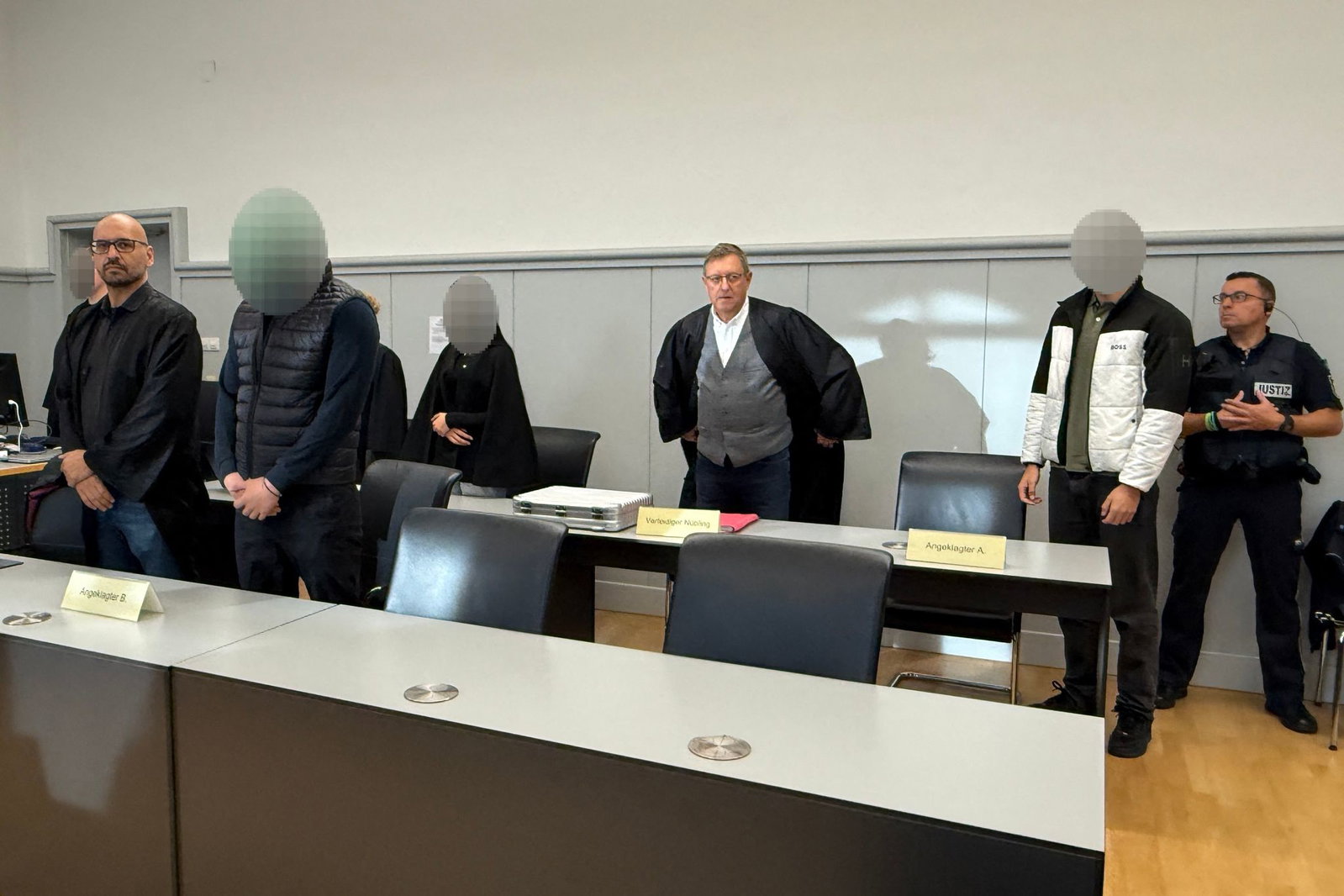 Im Raum steht der Verdacht, dass die vier jungen Menschen als sogenannte «Wegwerf-Agenten» für einen bislang unbekannten Auftraggeber gehandelt haben könnten.