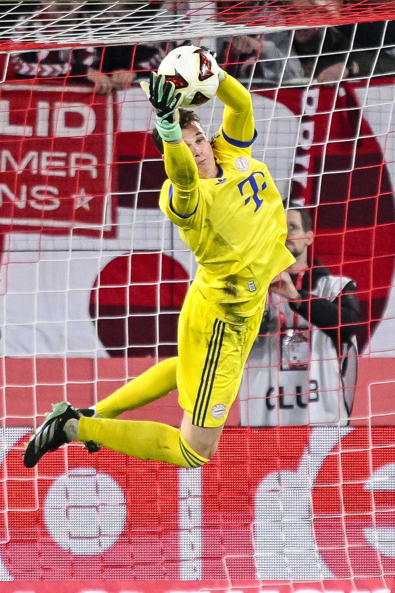 Jonas Urbig wird auch im Pokal wieder im Bayern-Tor stehen. Manuel Neuer fehlt weiter angeschlagen. (Archivbild)