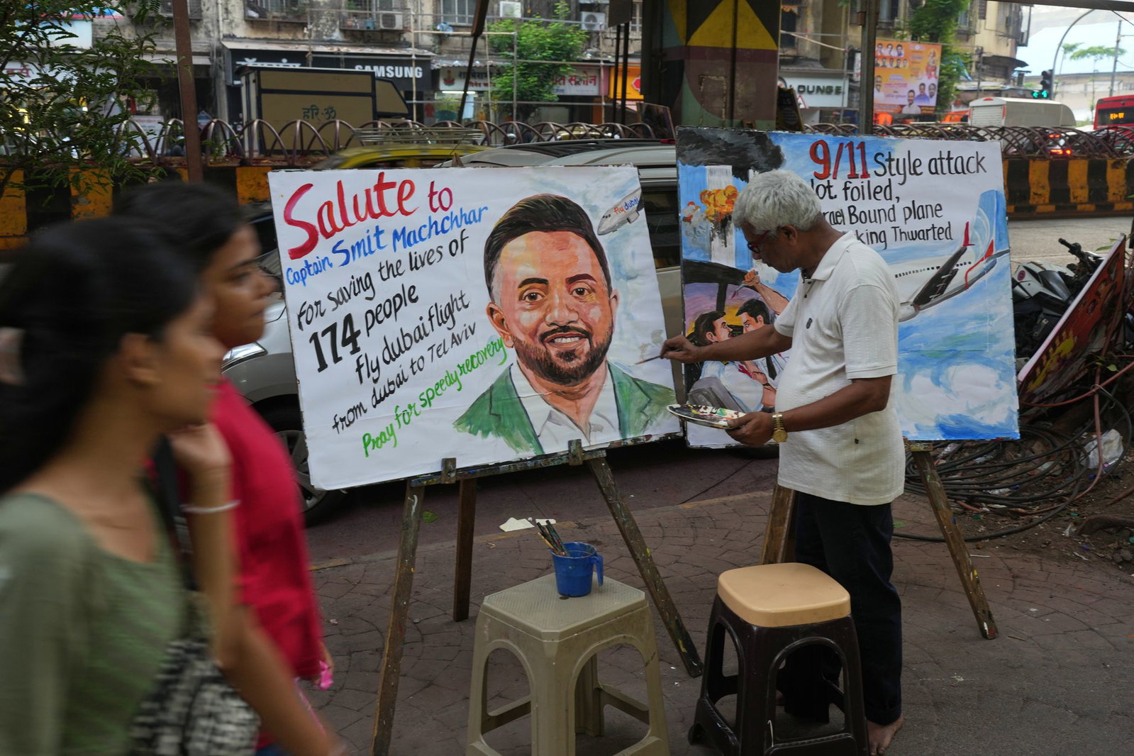 Ein Lehrer in Mumbai malt ein Porträt zu Ehren des indischen Piloten Smit Machchhar, der bei der Gewalttat verletzt wurde.
